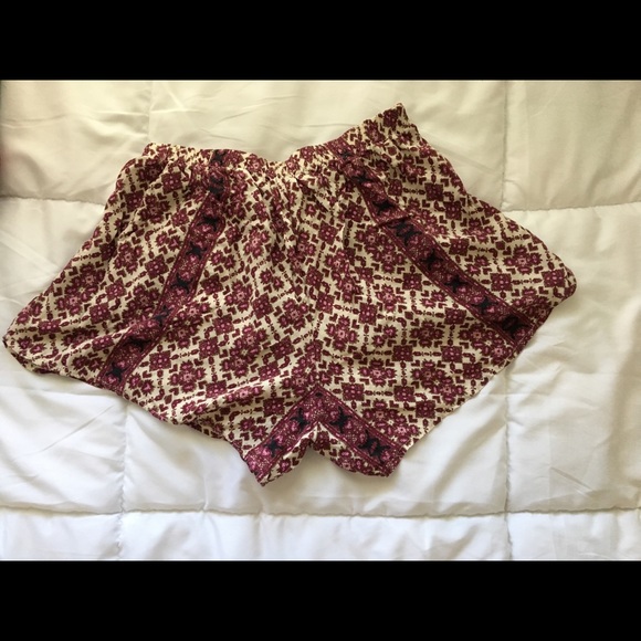 BRANDY MELVILLE SHORTS - Picture 3 of 3